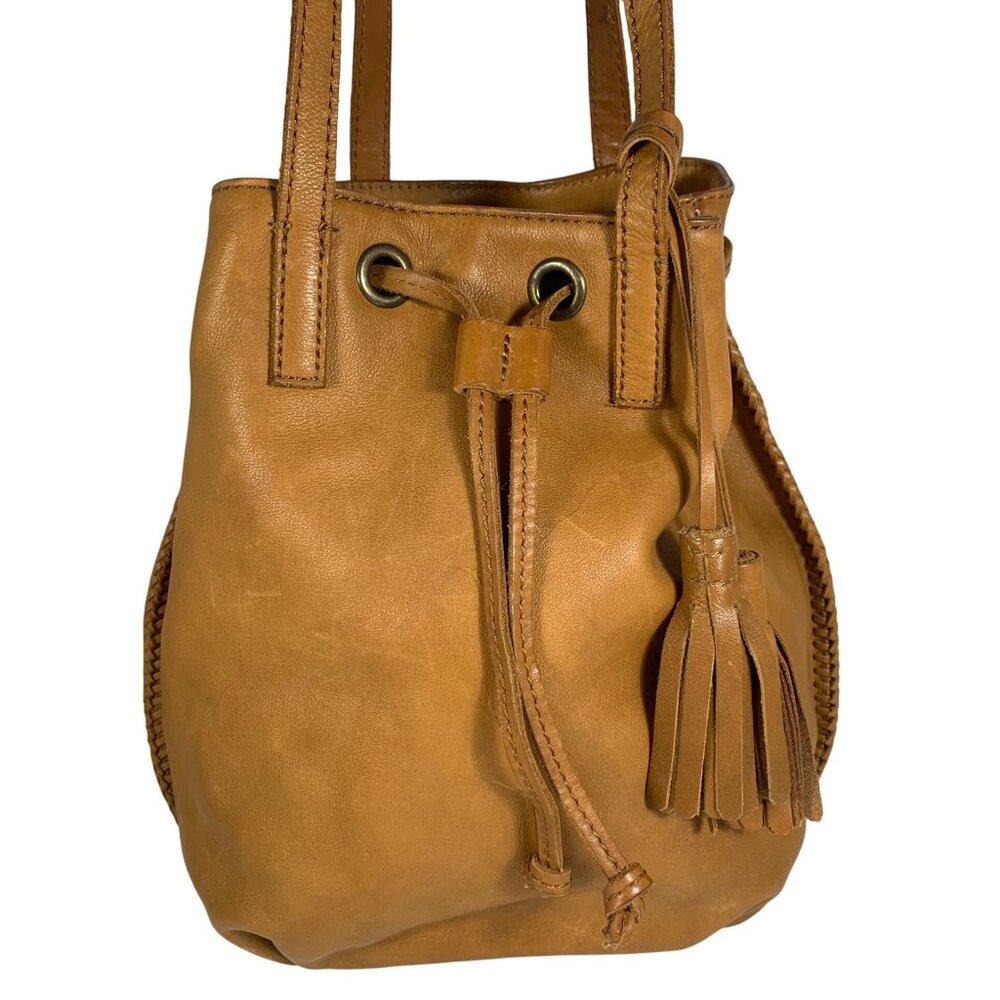 LUCKY BRAND Camel Tan Leather Drawstring Bucket Shoulder Bag Tassel Charm VTG